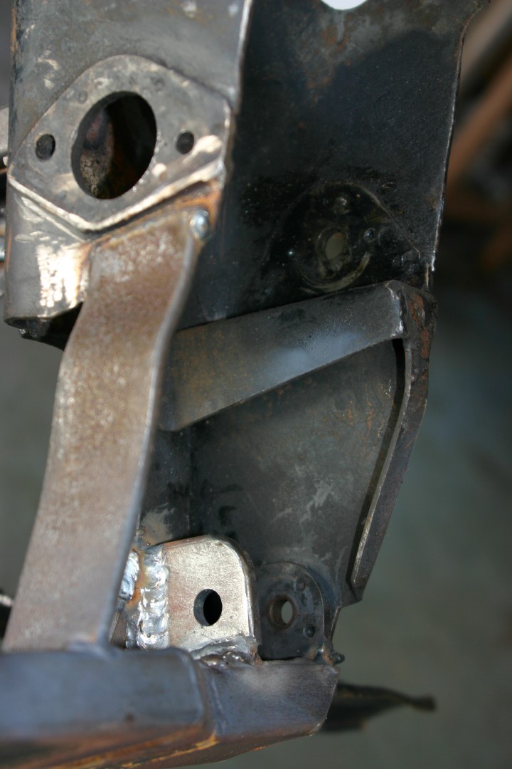 Bottom arm mount point