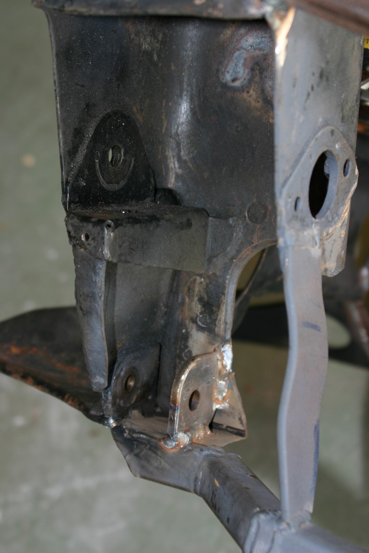 Bottom arm mount point